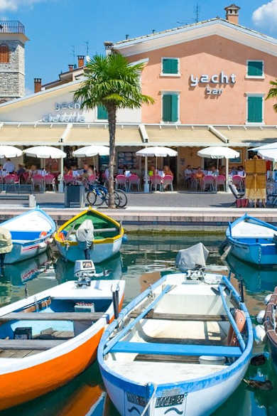 Die Hafenpromenade von Bardolino ist bei Gästen aus aller Welt beliebt. © Copyright (c) 2018 Gimas/Shutterstock.  No use without permission.