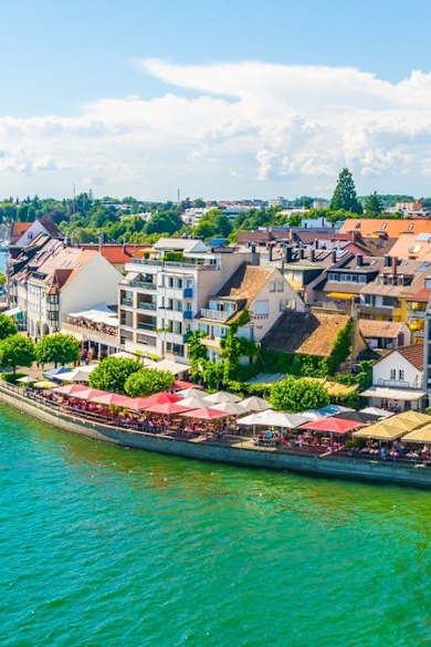 Rund um den Bodensee gibt es viele sehenswerte Dörfer und Städte, beispielsweise Friedrichshafen. © trabantos/Shutterstock.com