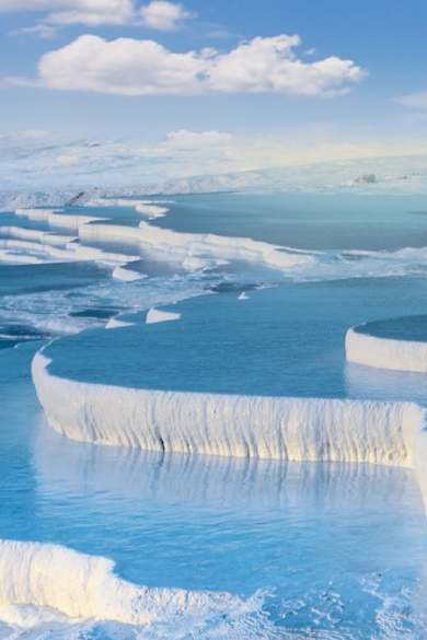 Seit gut 20 Jahren ist es verboten, in den Kalksteinterrassen Pamukkales zu baden. © muratart/Shutterstock.com