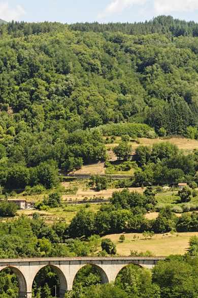 Auch per Bahn lässt sich die italienische Landschaft erkunden. © Claudio Giovanni Colombo/Shutterstock.com