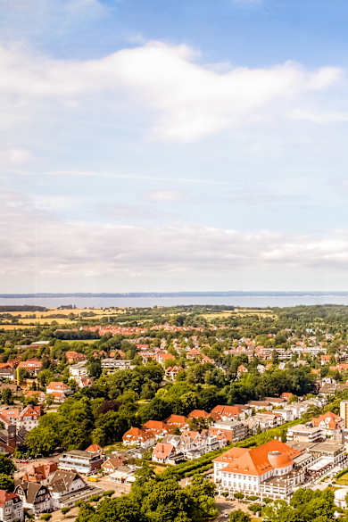Drohnenansicht auf Travemünde in der Lübecker Bucht
