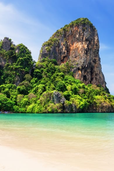 traditionelles hölzernes Longtail-Boot und schöner Sand, Railay Beach © iStock.com/Preto_perola
