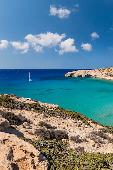 Ein leerer Strand mit türkisem Wasser