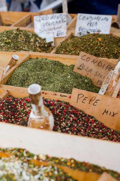 Verschiedene Gewürze auf einem Marktstand