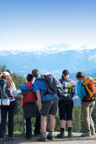 Wanderung mit der ganzen Familie © grafikplusfoto - stock.adobe.com
