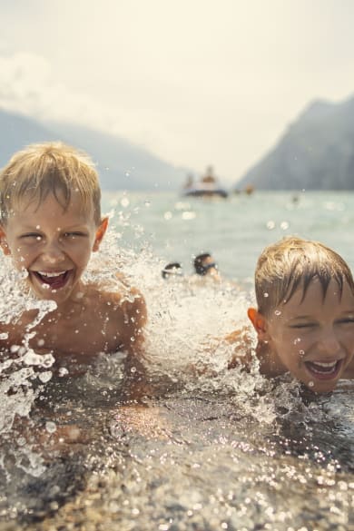 Zwei Jungs baden im Gardasee in Italien.