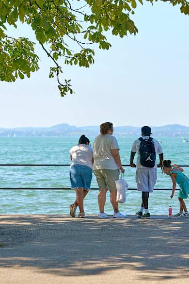 Familie steht am Ufer der Bodensees