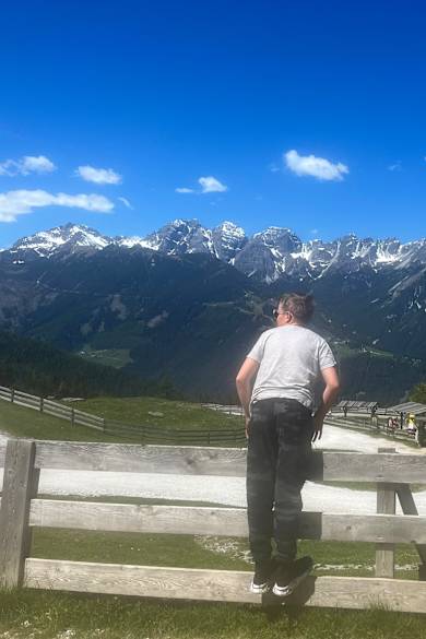 Zwei Jungs blicken auf die Berge in Südtirol