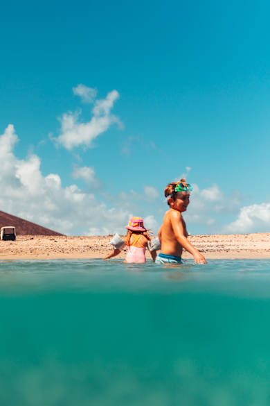 Familie badet am Strand, Insel Lobos, Fureteventura