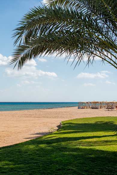Strand mit Liegen in Hurghada, Ägypten
