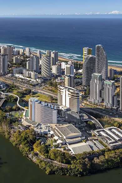 Küste Australiens mit Häusern und Hotels