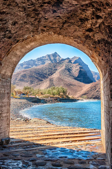 Blick durch einen kurzen Tunnel auf den Aldea Strand auf Gran Canaria