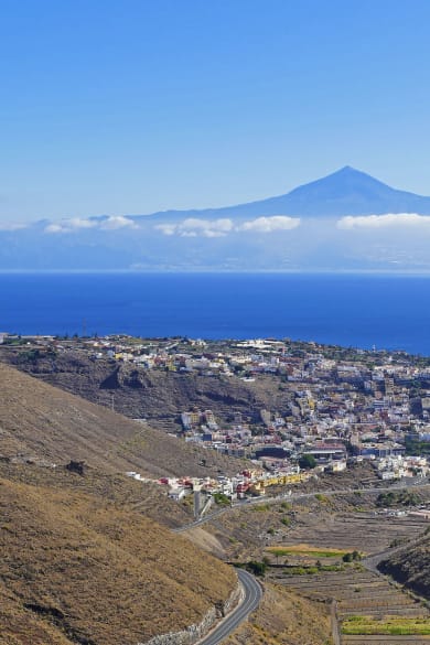 Blick auf Inselhauptstadt San Sebastian und den Teide (Teneriffa)