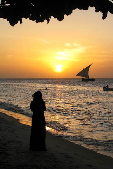 Blick auf ein Gewässer bei Sonnengang