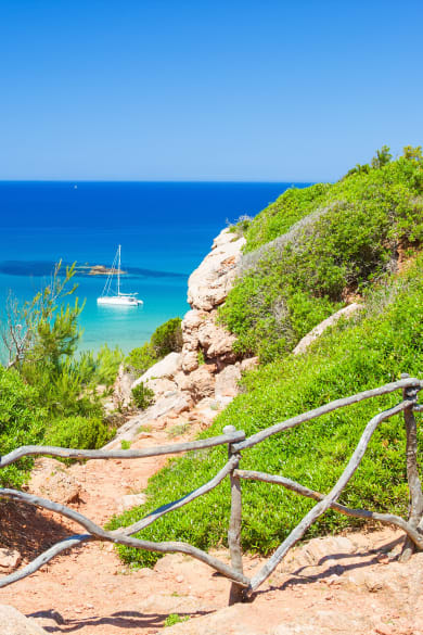 Blick vom Fernwanderweg Cami de Cavall auf Menorca zum Meer
