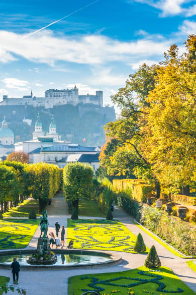 Schöne Aussicht auf die berühmten Mirabellgärten mit der alten historischen Festung Hohensalzburg im Hintergrund in Salzburg, Österreich