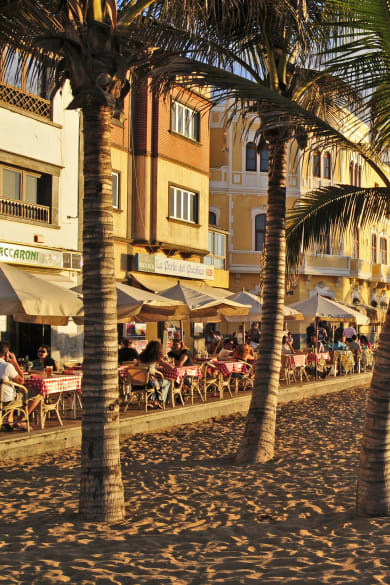 Spazierengehen, gut essen und sonnenbaden – geht alles gut am Beach von Las Palmas © fotolia/Marleny