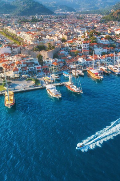 Luftaufnahme eine fahrenden Motorboots im Hafen von Marmaris