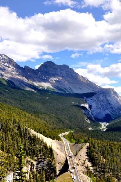 Icefields Parkway Straße zwischen Bergen und Fluss
