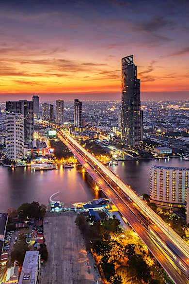 Die nächtliche Skyline von Bangkok