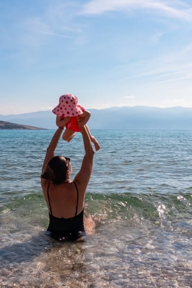 Mutter mit Kleinkind im Meer der Insel Krk, Kroatien.
