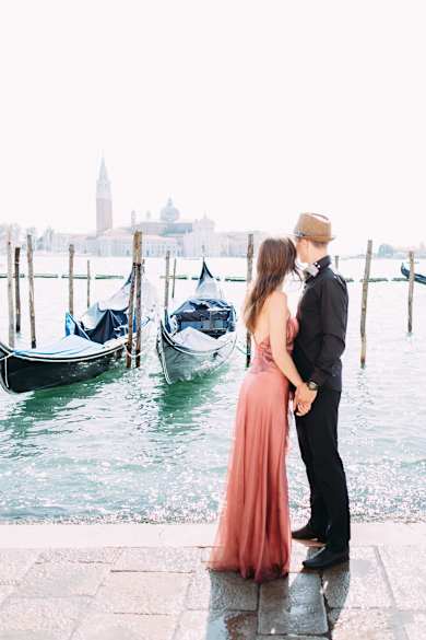 Ein Paar steht verliebt am Wasser in Venedig, Italien