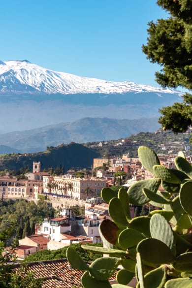 Sizilien mit Blick auf den schneebedeckte Vulkan Ätna