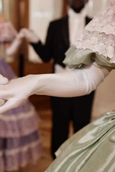 Nahaufnahme einer Tanzszene im Stil der Regency-Ära
