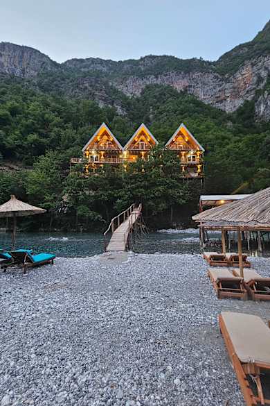 Häuser am Shala River, Albanien