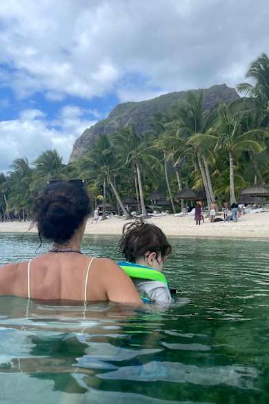 Mutter und Kind im Wasser am Le Morne Beach auf Mauritius, ©Theresa Mayer HolidayCheck Mitarbeiterin