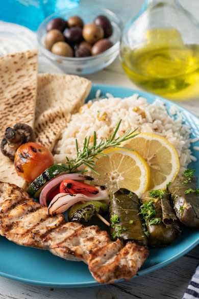 Souvlaki, Reis, Pitabrot und gefüllten Weinblättern, Insel Kos