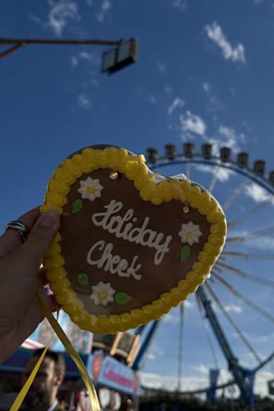 Lebkuchen Herz mit HolidayCheck Aufschrift im Hintergrund  das Riesenrad, Oktoberfest, München