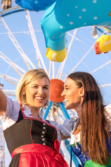 Zwei Frauen vor dem Riesenrad, Oktoberfest, München