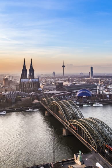 Luftaufnahme von Köln im Sonnenuntergang