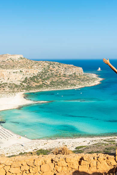 Frau  vor Balos Lagune auf Kreta Griechenland © GettyImages