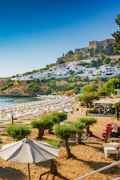 Lindos Beach auf Rhodos, Griechenland © Shutterstock