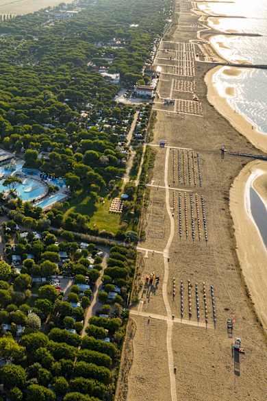 Campingplatz mit Schwimmbädern und Strand an der italienischen Adriaküste
 © Shutterstock | Sid0601