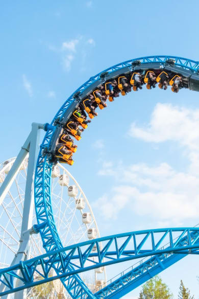 Achterbahn in einem Freizeitpark