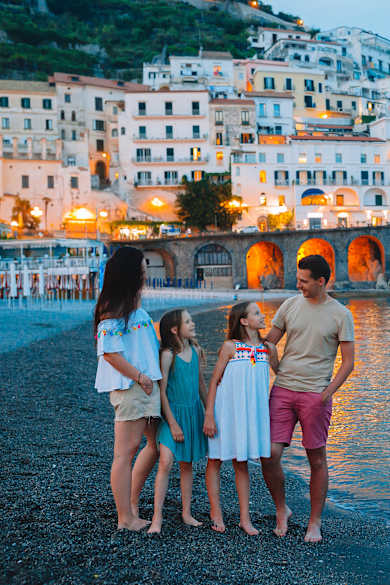 Familie im Urlaub an der Amalfiküste