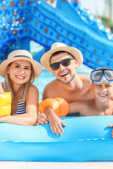 Familie in einem Wasserpark © Shutterstock - Pixel-Shot