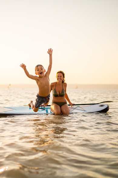 Frau mit Sohn im See