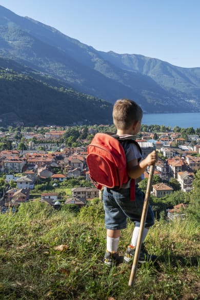 Kind wandert am Lago Maggiore, Italien