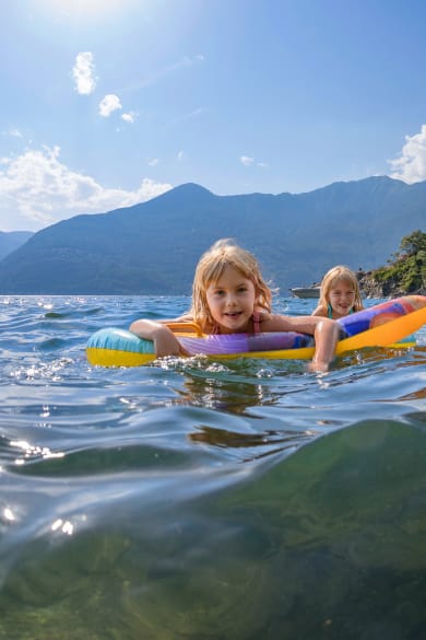 Kinder schwimmen im Lago Maggiore