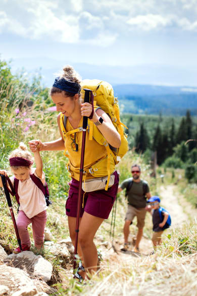 Familie wandert in den Bergen