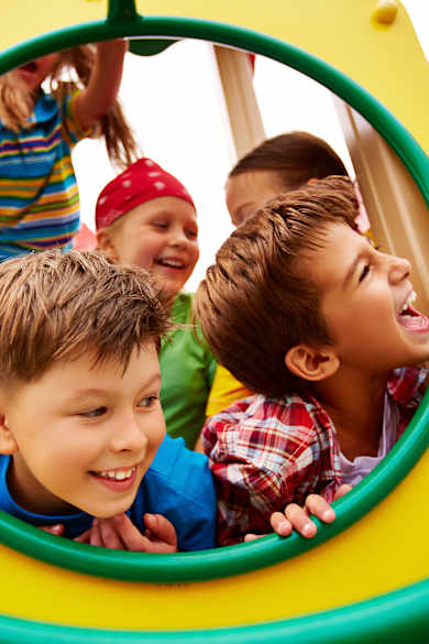 Kinder spielen im Freizeitpark
