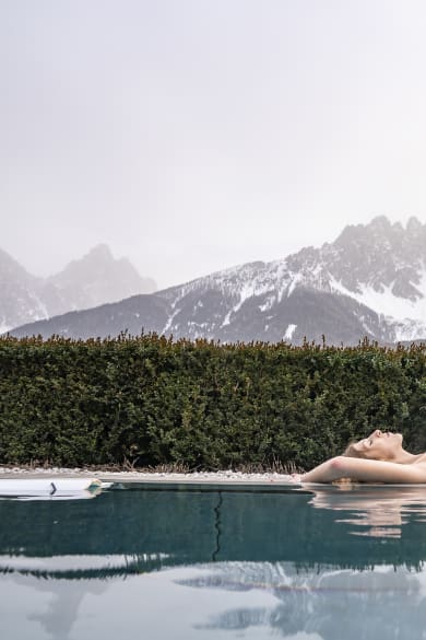 Outdoor-Pool mit Bergblick