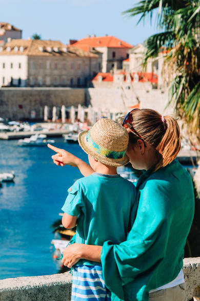 Mutter und Sohn machen Familienurlaub in Dubrovnik, Kroatien