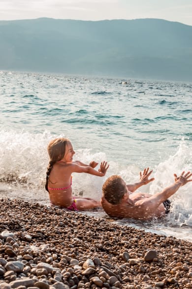 Kinder spielen am Strand in Kroatien