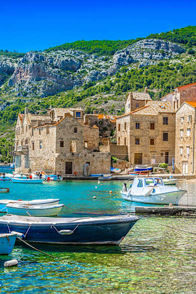 Ufer von Komiza, Insel Vis, Kroatien
