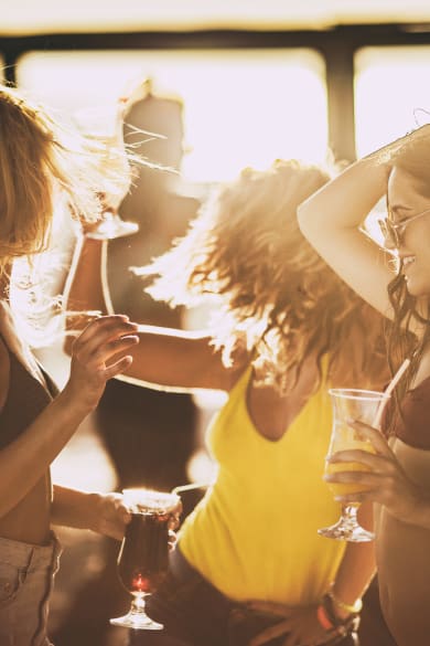 Frauen feiern am Strand